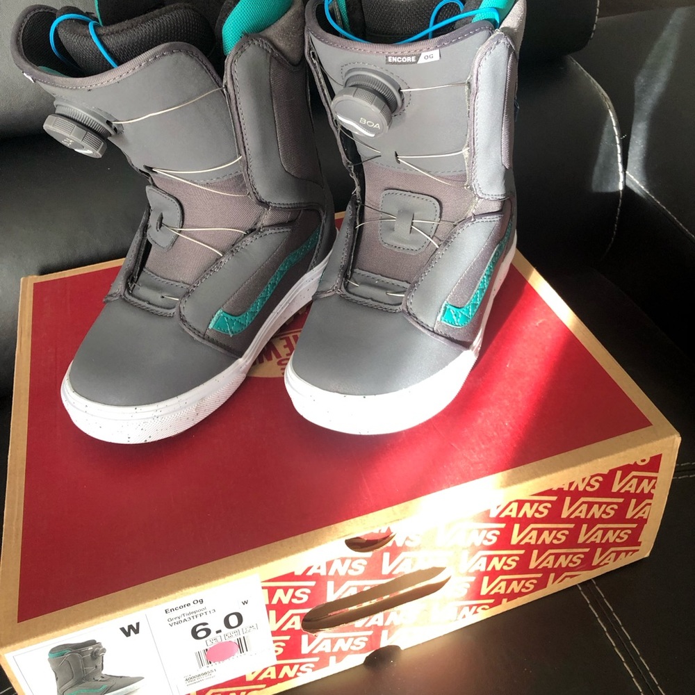 NWT. Still in box. Women’s Vans Encore OG Snowboard boots.